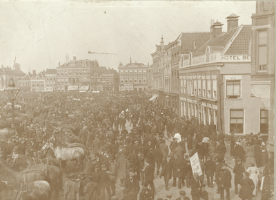 501360 Afbeelding van de Palmpaardenmarkt op het Vredenburg te Utrecht; rechts het hotel Bellevue (Vredenburg 4).